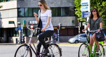 Izmjena zakona: Biciklistima 500 kuna kazne za upotrebu mobitela u vožnji