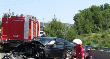 Muškarac mrtav, troje u bolnici