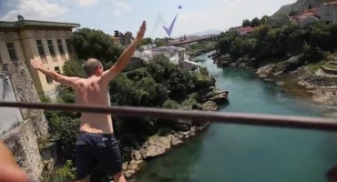 Američki turist umalo poginuo : Ovako je skočio sa Starog mosta