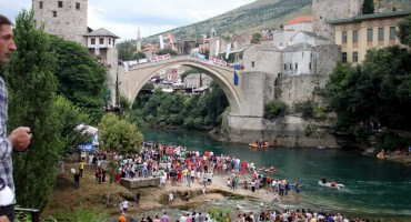 Tko Hrvatima brani da skaču sa Starog mosta?