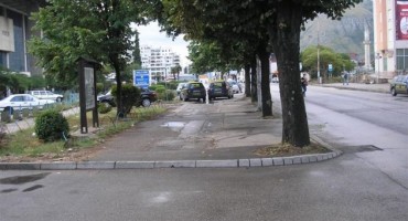 Mostar: Zbog taksista pješaci protjerani s nogostgupa