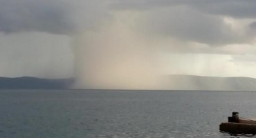 Veliko nevrijeme i pijavica između Podgore i Hvara