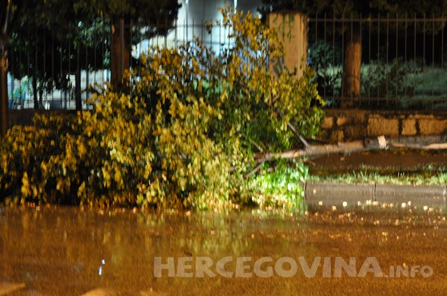 Olujno nevrijeme pogodilo Mostar, vjetar lomio stabla