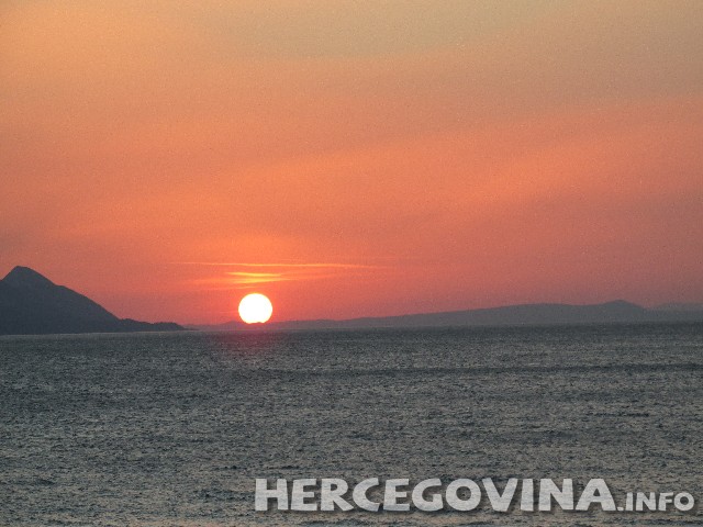  Romantično dalmatinsko mjesto Komarna i prekrasan zalazak sunca 
