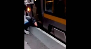 Drama kod trgovačkog centra: Tramvaj prikliještio djevojku!