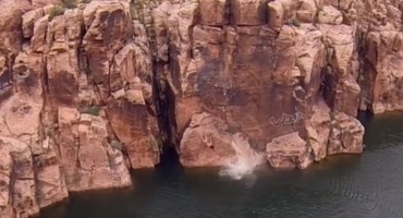 Skakao sa stijene pa za dlaku izbjegao smrt!