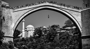 Skakači sa Starog mosta krase naslovnu stranu National Geographica