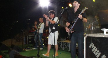 U Posušju 12. kolovoza nastupaju Crvena jabuka i Teška industrija