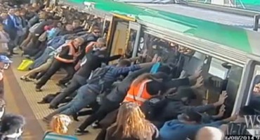 Stotinjak ljudi udružilo snage: Putnici pomaknuli vlak i muškarcu spasili nogu