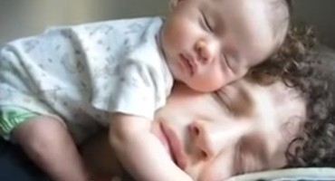 spavanje san, beba, otac, mama, majčinska ljubav