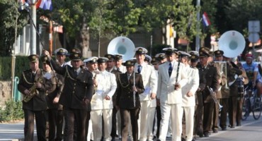 U spomen velikoj pobjedi podignuta zastava na kninskoj tvrđavi