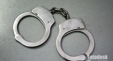 Uhićena jer je psovala pred svojom djecom!