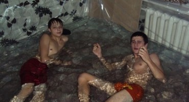 Ruski tinejdžeri napravili bazen u dnevnom boravku 