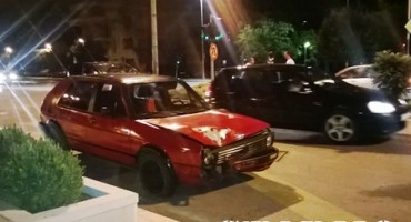 Mostar: Pijan automobilom rušio znakove dok ga policija nije zaustavila