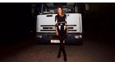 Severina u izazovnom izdanju pozirala ispred kamiona