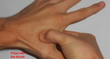 Masirajte ovu točku na ruci: Nestaje glavobolja, napetost u leđima, vratu i sinusima 