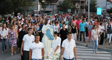 Na uočnicu Velike Gospe kroz Čitluk je održana tradicionalna procesija s Gospinim kipom 
