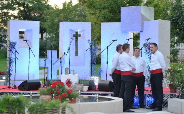 Posuški stećak, klape