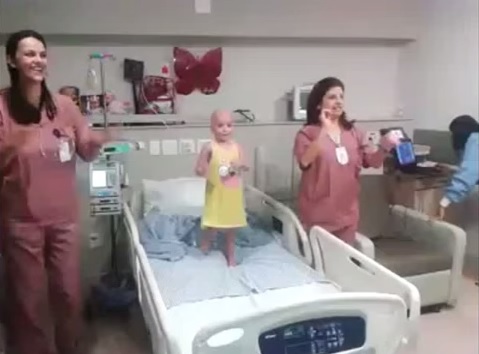 Pogledajte video u kojem medicinske sestre plešu s bolesnom djevojčicom!
