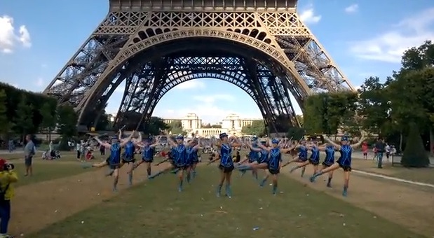 Širokobriješke ljepotice zasjale podno Eiffelova tornja i oduševile turiste iz cijelog svijeta