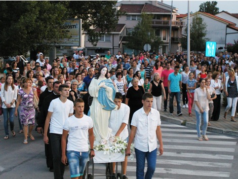 Na uočnicu Velike Gospe kroz Čitluk je održana tradicionalna procesija s Gospinim kipom 