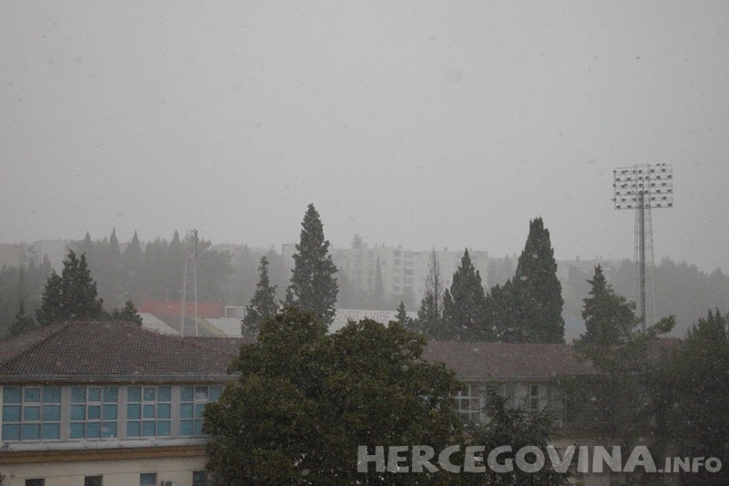 Mostar pogodilo nevrijeme, kiša poplavila dio grada