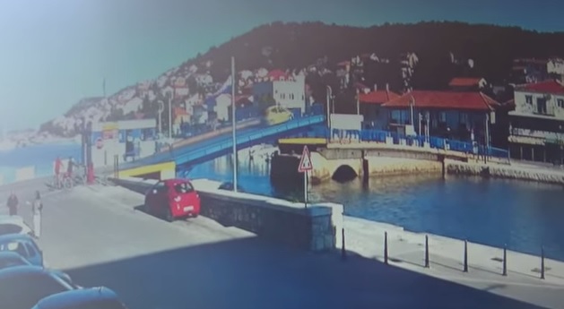 Pogledajte kako je vozačica autom preletjela most u Tisnom