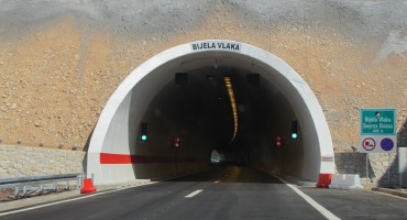 Izvješće o stanju na prometnicama:Na glavnim cestovnim pravcima promet teče bez  zastoja