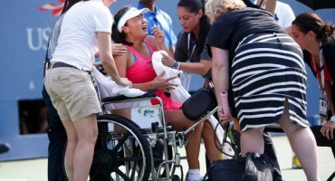 Kineskinju Peng odvezli su s terena u invalidskim kolicima