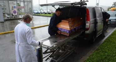 Otvorili su lijes svoje majke, a unutra je bila nepoznata žena!