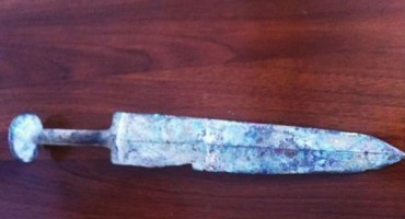 dječak, mač, rijeka