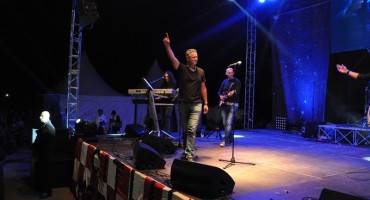 Thompson u Areni poručio: Kada se nismo već 90-ih obračunali s komunizmom, učinimo to sada 2015.!