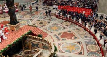 Papa Franjo vjenčao dvadeset parova