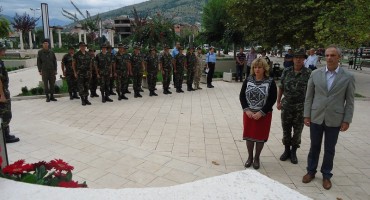 Glavna savjetnica Komadina i počasni španjolski konzul u Mostaru Deldum položili su vijenac na Španjolskom trgu