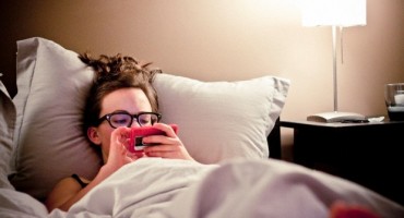 Tinejdžericu probudio pregrijani i otopljeni mobitel u krevetu