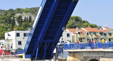 Preletjela je most dok je bio dignut 2,5 metara..