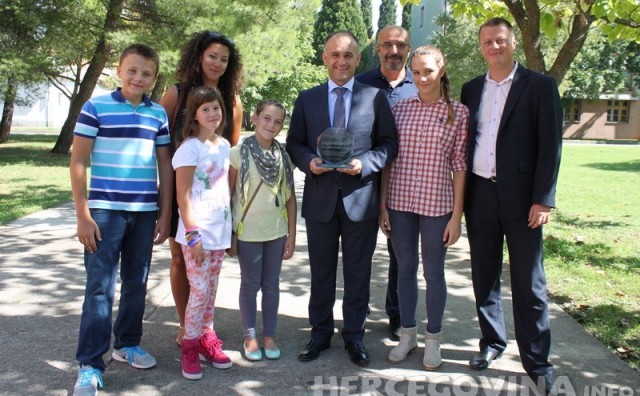 Plivači KVS 'Orca' posjetili FPMOZ i uručili zahvalnicu dekanu Vasilju