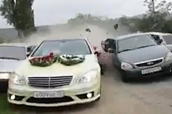 Slavili svadbu trkom automobila: Mladenci lakše ozlijeđeni, gosti kritično nakon sudara