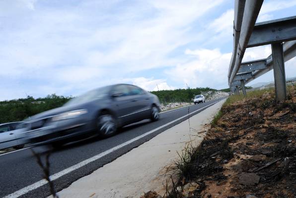 Turistički autobus zabio se u kamion, ozlijeđeno osam ljudi
