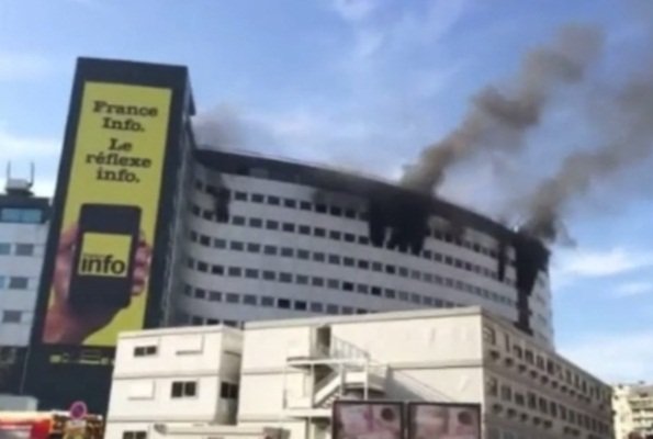 Crni dim nad zgradom javnog radija, evakuirani zaposlenici