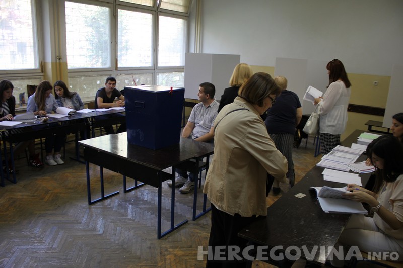 Zasad nema većih gužvi na biračkim mjestima u Mostaru