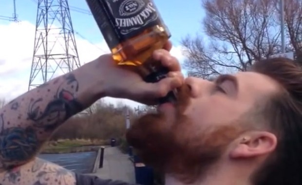 Tip popio bocu Jack Danielsa za 12 sekundi!