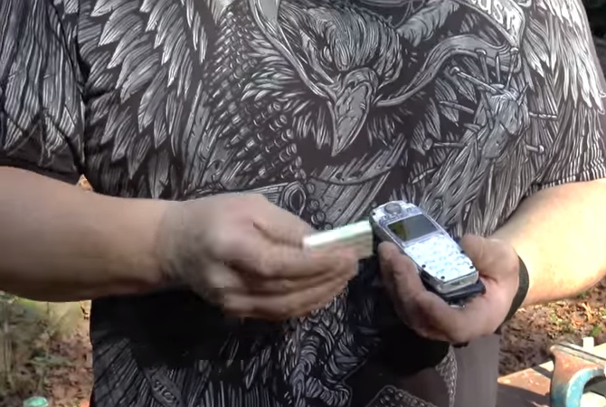 Provjereno praćkom: Kultna Nokia 3310 zaista je neuništiva