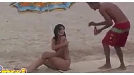 Djevojka se brutalno našalila sa muškarcima na plaži