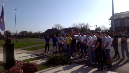 Igrači i navijači Širokog položili vijence i zapalili svijeće na Trpinjskoj cesti i Ovčar