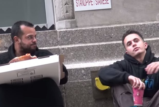Beskućniku dali ostatke pizze, ono što se zatim dogodilo izmamiće vam suze na oči