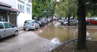Mostar, jezero, parking