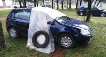 Mostarski crnjaci: Kako kolegi spasiti auto od kiše