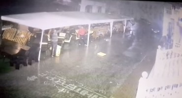 Pogledajte kako orkanski vjetar podiže čovjeka s tla i nosi ga nekoliko metara