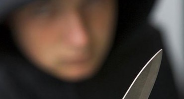 Strašan zločin: Sin nožem ubio majku 
